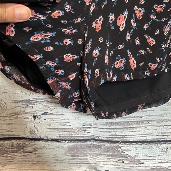 BCBGeneration Button Front V Neck Floral Chiffon Romper Size M - Picture 9 of 16